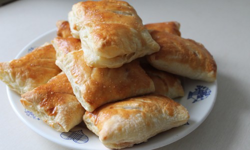 Выпечка за полчаса: слоечки с бананом