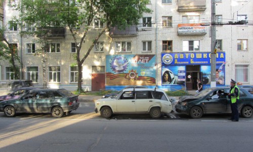 В Кирове столкнулись три автомобиля: есть пострадавшие