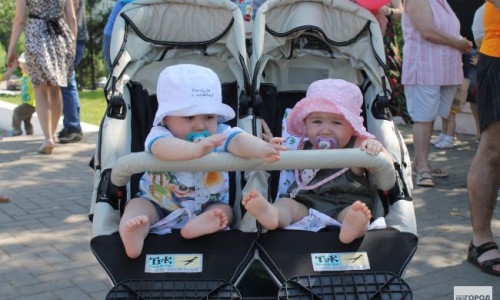 Фоторепортаж: в Кирове прошла массовая встреча близнецов и двойняшек