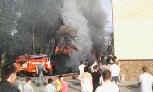 Срочно! В центре Кирова горят деревянные дома