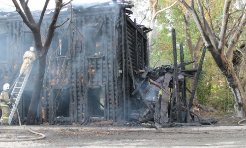 Видео: в Кирове на улице Блюхера подожгли уже второй дом