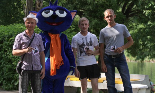 Фоторепортаж: В Кирове Прохор раздавал наклейки и призывал бросить курить