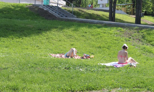 Пляжный сезон в Кирове: можно ли загорать в парках города и не нарваться на штраф?