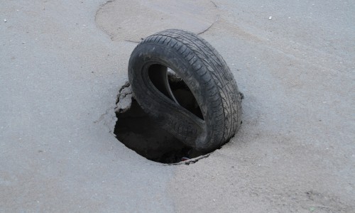В Кирове дыру на дороге замаскировали шиной