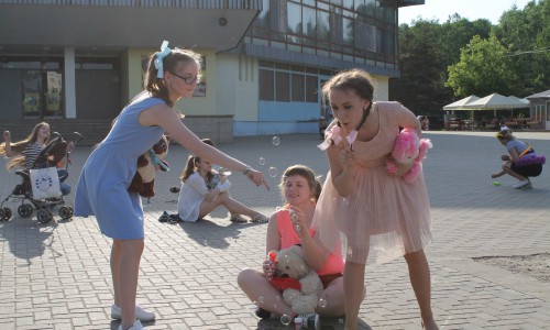 День детства: кировчане у цирка устроили флешмоб