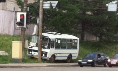 В Кирове автобус врезался в столб: по словам очевидцев, у ПАЗика отказали тормоза