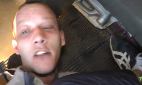 Видео: в Кирове четверо парней подрались и выбили стекло полицейской машины