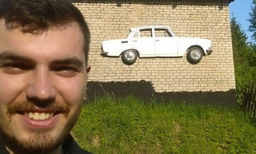 Среда в Кирове: кировчане сфотографировали "Москвич" на стене и многотысячную толпу