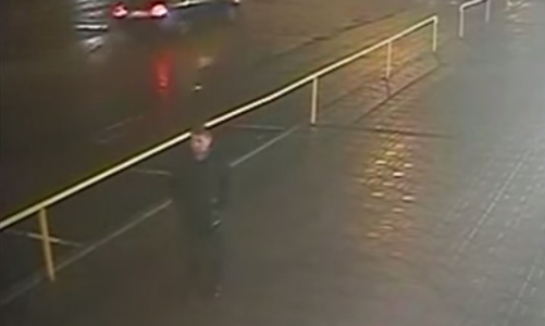 В сети появилось видео с извращенцем, который едва не изнасиловал 16-летнюю девушку