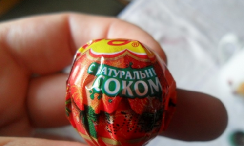 В Кировской области молодые люди украли из магазина сладости и делились ими с прохожими