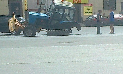 В Кирове у трактора во время движения отлетело колесо