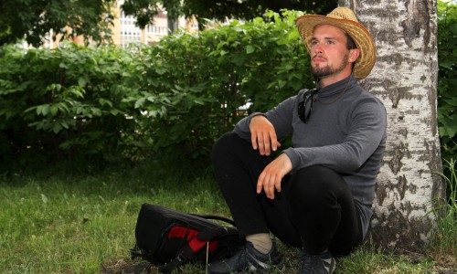 Путешественника, который идет по России пешком, в Кирове удивили дороги, музыка и дамы легкого поведения