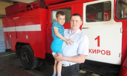 В Кирове пятилетний ребенок поджег кровать: мальчика из огня вынес охранник