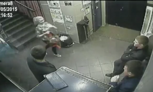 Видео: блондинка украла в ночном клубе Кирова 5 тысяч рублей