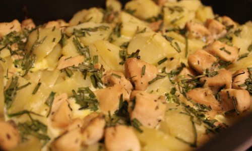 На второе: картофельная запеканка с курицей и молодым лучком