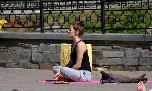 Фоторепортаж: в Кирове на улице горожане занимаются йогой