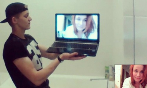 Понедельник в Кирове : горожане носят девушек на руках и фотографируются с монстрами