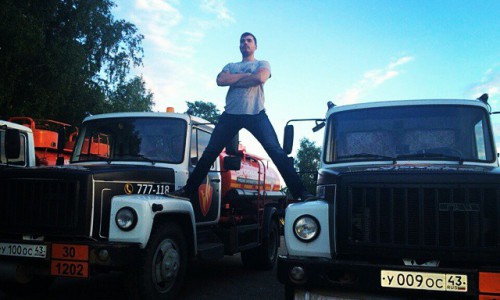 Кировчанин сфотографировался на грузовиках и запустил эстафету Ван Дамма