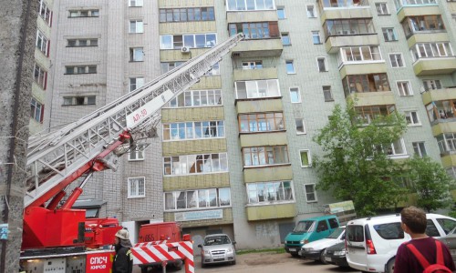 Пожар в Кирове: чтобы потушить пламя спасатели спилили шлагбаум