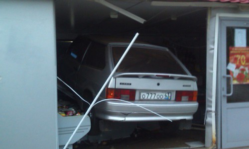 На юго-западе Кирова пьяный водитель снес магазин