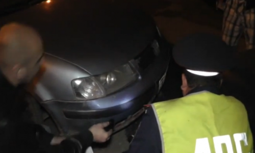 Видео: в Кирове водитель "Лады" протаранил две иномарки и убежал