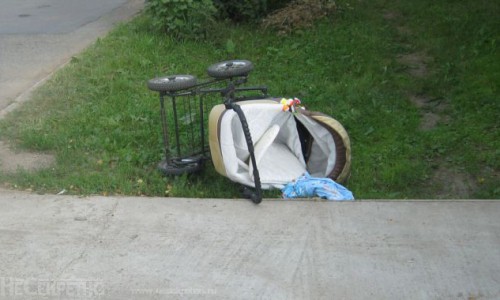 В Кирове водитель наехал на коляску с ребенком и скрылся