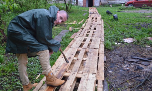 Про кировчанина, построившего дорожку во дворе, сняли сюжет на Первом канале