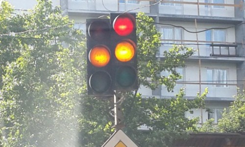 В Кирове стоит двойной светофор, показывающий разные сигналы
