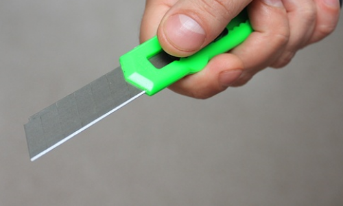 В Кирове на 19-летнего парня напал незнакомец и угрожал ему канцелярским ножом