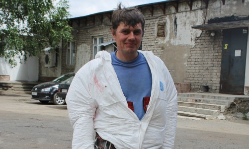 Рабочий, разрисовывающий дома под дымку: "На самом деле у меня простая работа"