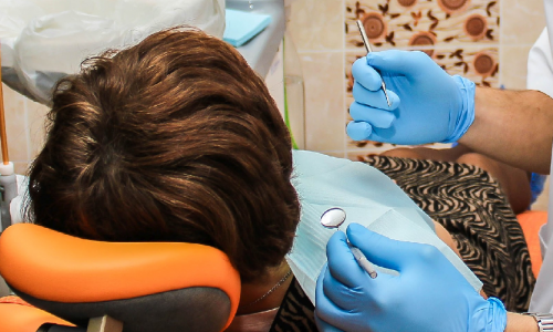 В Кирове дворник лечила зубы пациентам, притворившись стоматологом