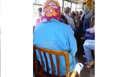В Кирове бабушка ездит в автобусе вместе со своим стулом