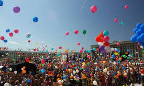 День города в Кирове в разные годы: закладывали капсулу времени, смотрели авиашоу и все ездили на автобусах бесплатно