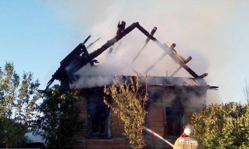 В Кировской области сгорели частный дом и припаркованный рядом автомобиль