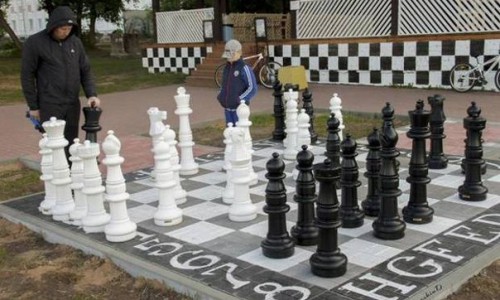 В Кирове на Набережной Грина установили гигантскую шахматную доску