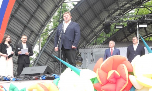 День города в Кирове: губернатор вручил паспорта школьникам и жителю Узбекистана