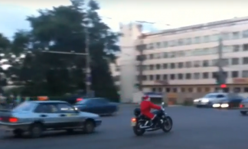 ВИДЕО: по Кирову Дед Мороз разъезжает на мотоцикле