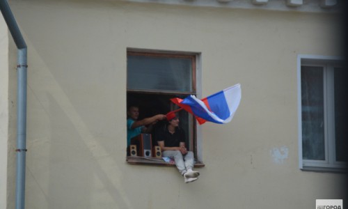 В Кирове двое мужчин размахивали пистолетом, сидя на подоконнике 5 этажа