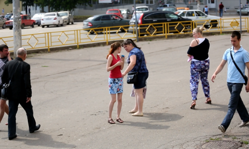 Эксперимент: как кировчане реагируют на записку на спине (ВИДЕО)