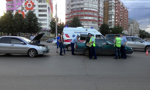 На Комсомольской столкнулись две иномарки: пострадала шестилетняя девочка