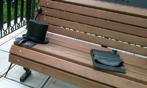 Среда в Кирове: цилиндр с перчатками на скамейке и баба Лиля