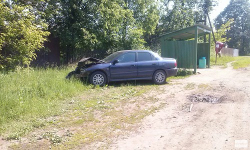 ДТП в Кирове: иномарка столкнулась с автобусом, разбитую легковушку уже четвертый день не убирают с места аварии