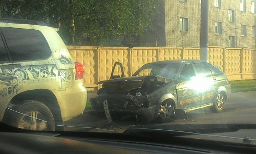 На Московской столкнулись «двенадцатая» и внедорожник: от удара капот «ВАЗа» сложился пополам