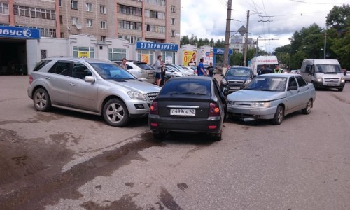 В Кирове столкнулись три автомобиля: есть пострадавший