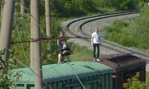 Под мостом на Воровского дети бегают по крышам вагонов