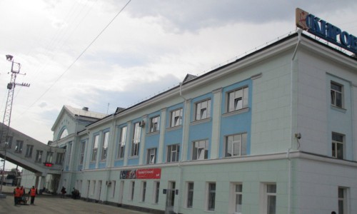 На Кировском вокзале мать оставила двоих маленьких детей и ушла развлекаться