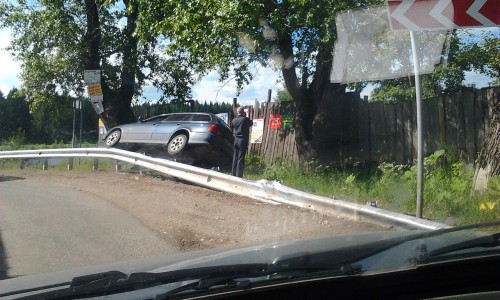 Опасный поворот: в Чистых прудах иномарка вылетела за ограждение