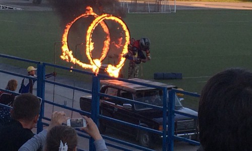 В Кирове машины ездили на двух колесах, горели люди, а BigFoot мял легковушку