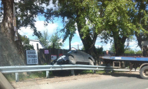 В Кирове дорогая иномарка вылетела за ограждение