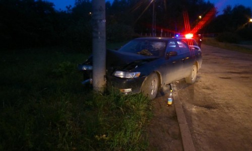 В Кирове водитель иномарки въехал в столб: есть пострадавшие